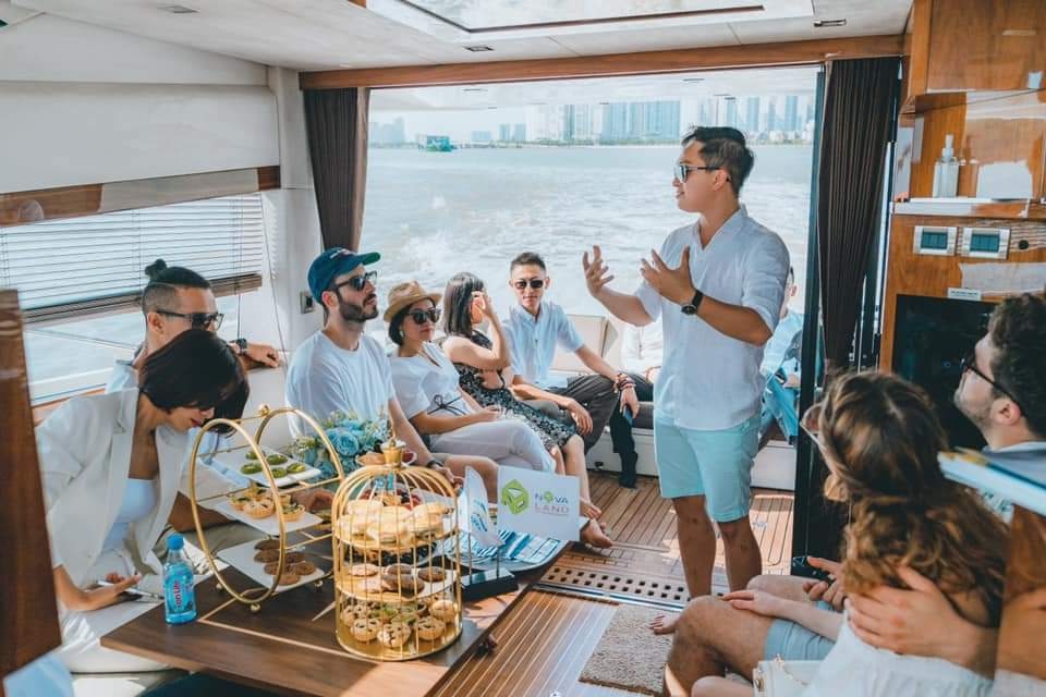 Đội ngũ VNYC trên du thuyền - khách mời Novaland